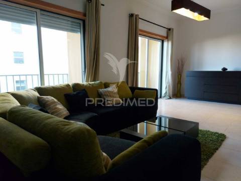 Arrendamento anual apartamento t2 com  2 casas de banho , garagem mobilado e equipado