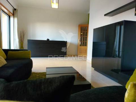 Arrendamento anual apartamento t2 com  2 casas de banho , garagem mobilado e equipado