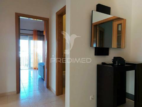 Arrendamento anual apartamento t2 com  2 casas de banho , garagem mobilado e equipado