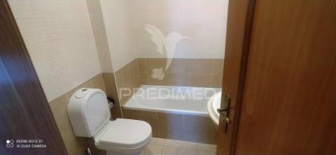 Arrendamento anual apartamento t2 com  2 casas de banho , garagem mobilado e equipado
