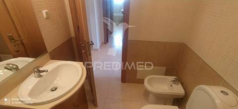 Arrendamento anual apartamento t2 com  2 casas de banho , garagem mobilado e equipado