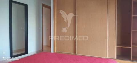 Arrendamento anual apartamento t2 com  2 casas de banho , garagem mobilado e equipado