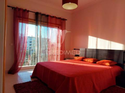 Arrendamento anual apartamento t2 com  2 casas de banho , garagem mobilado e equipado