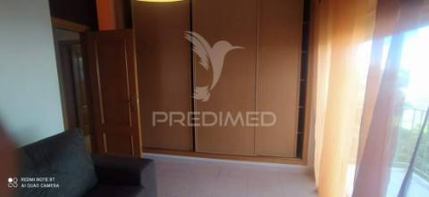 Arrendamento anual apartamento t2 com  2 casas de banho , garagem mobilado e equipado