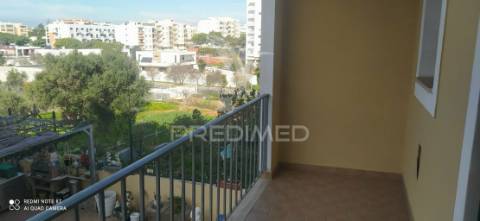 Arrendamento anual apartamento t2 com  2 casas de banho , garagem mobilado e equipado