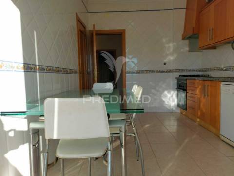 Arrendamento anual apartamento t2 com  2 casas de banho , garagem mobilado e equipado