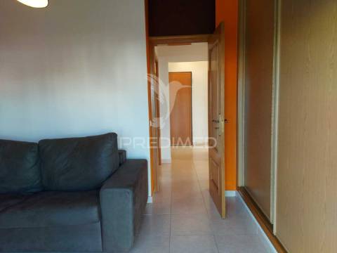 Arrendamento anual apartamento t2 com  2 casas de banho , garagem mobilado e equipado