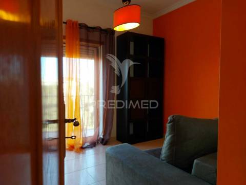 Arrendamento anual apartamento t2 com  2 casas de banho , garagem mobilado e equipado