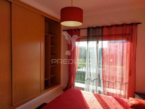 Arrendamento anual apartamento t2 com  2 casas de banho , garagem mobilado e equipado