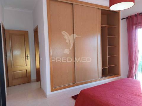 Arrendamento anual apartamento t2 com  2 casas de banho , garagem mobilado e equipado