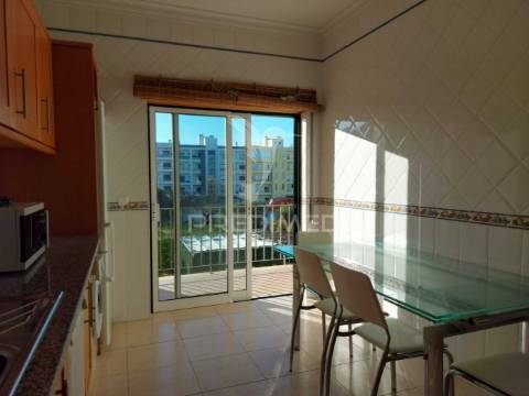 Arrendamento anual apartamento t2 com  2 casas de banho , garagem mobilado e equipado
