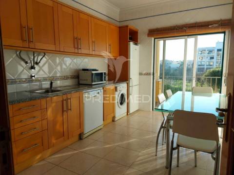 Arrendamento anual apartamento t2 com  2 casas de banho , garagem mobilado e equipado