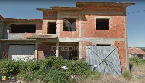Moradia em construção em terreno com 800m2
