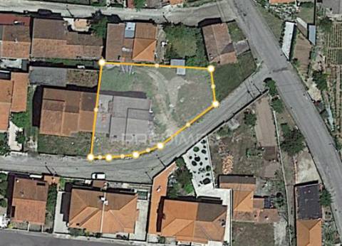 Moradia em construção em terreno com 800m2