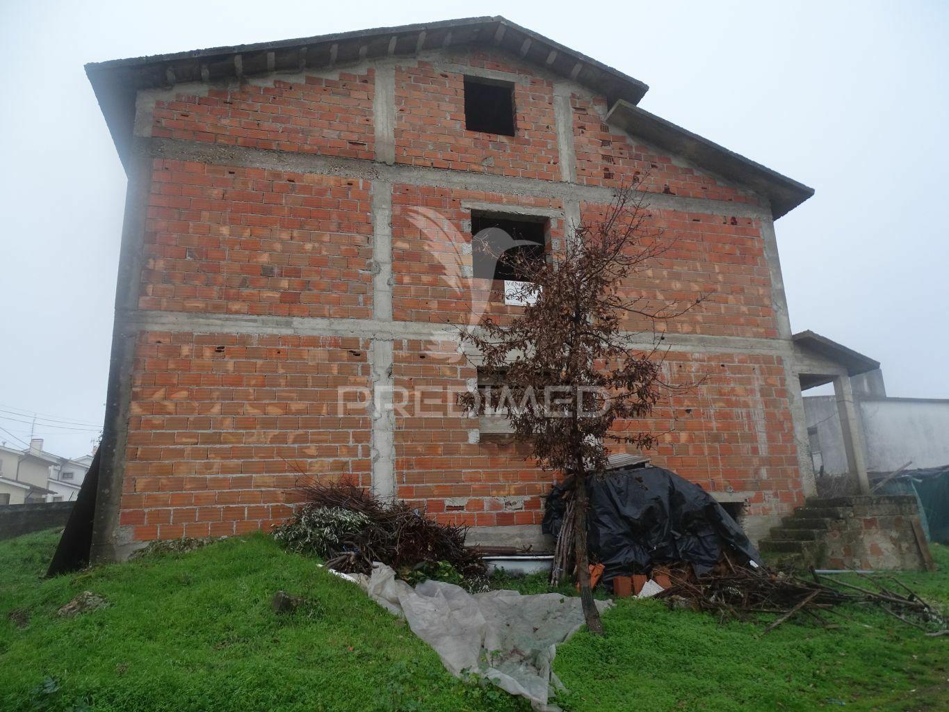 Moradia em construção em terreno com 800m2