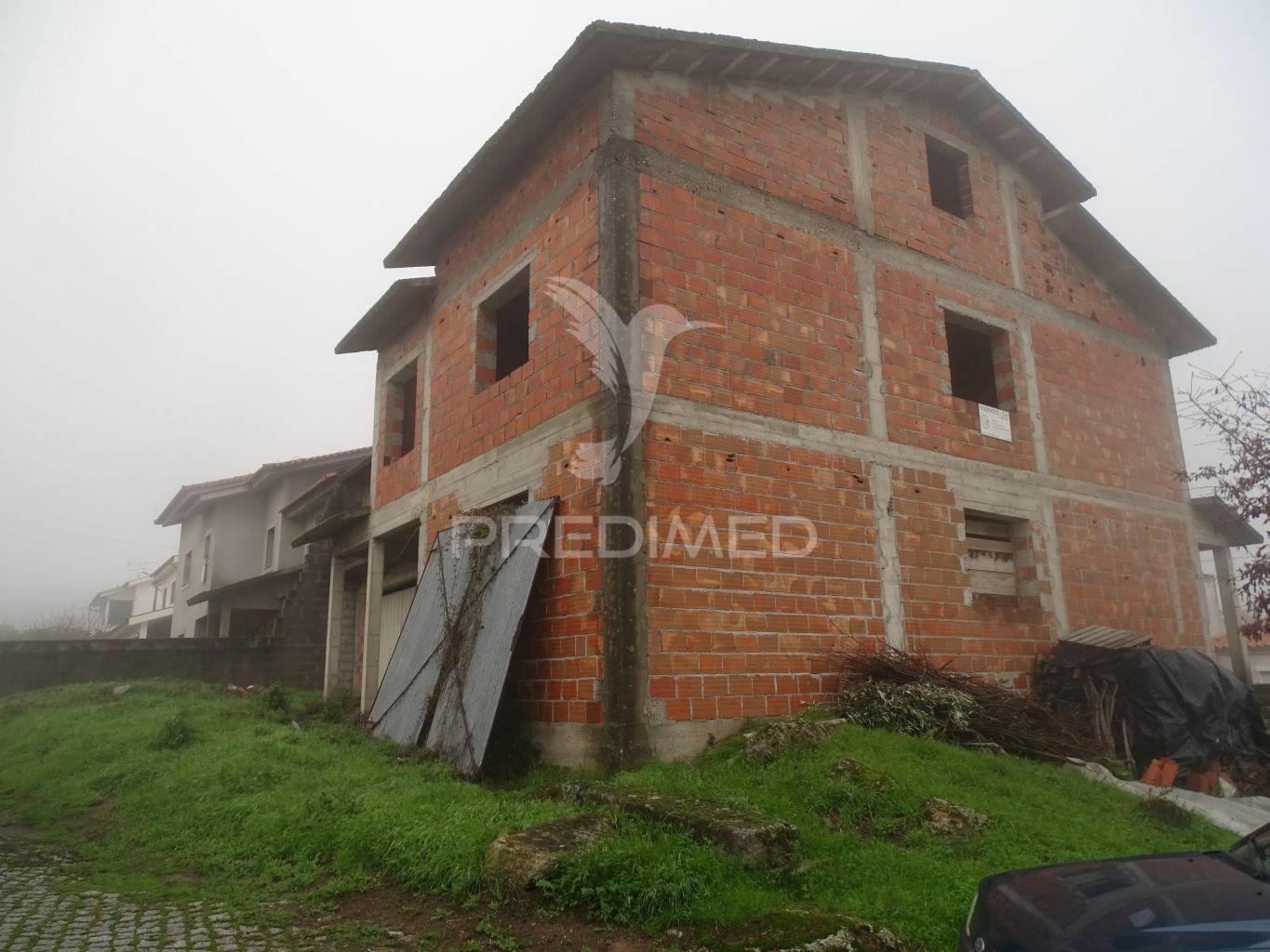 Moradia em construção em terreno com 800m2