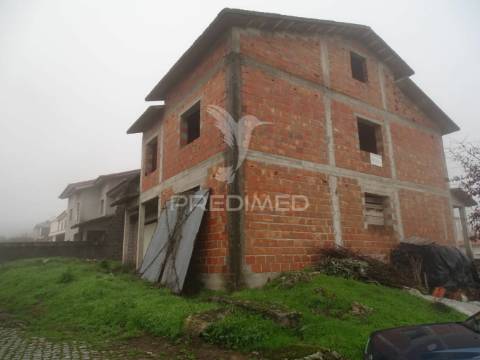 Moradia em construção em terreno com 800m2
