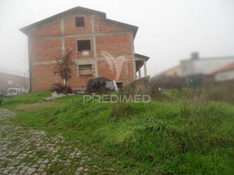 Moradia em construção em terreno com 800m2