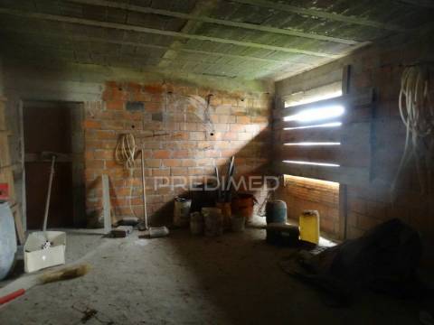 Moradia em construção em terreno com 800m2