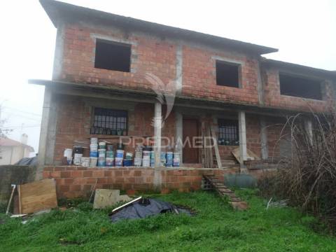 Moradia em construção em terreno com 800m2