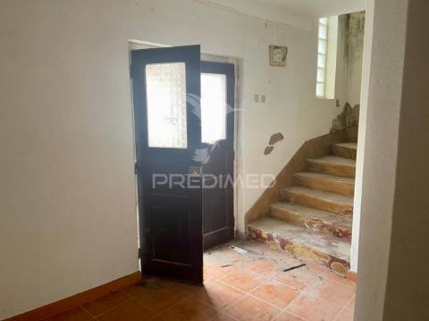Moradia t2 para recuperar em pragança (cadaval)