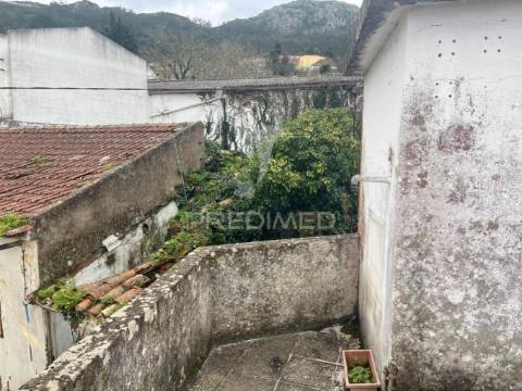 Moradia t2 para recuperar em pragança (cadaval)