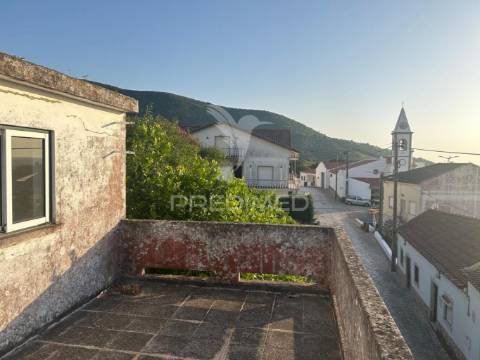 Moradia t2 para recuperar em pragança (cadaval)