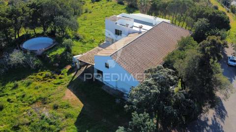 Moradia térrea t3 com anexo t1 inserida em 6.060m2 de terreno
