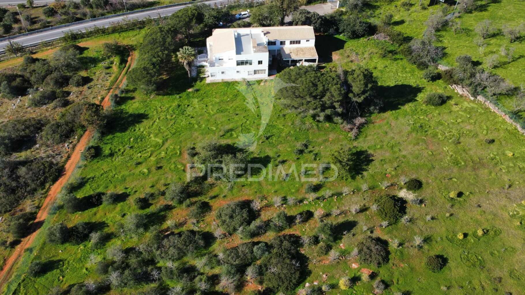 Moradia térrea t3 com anexo t1 inserida em 6.060m2 de terreno