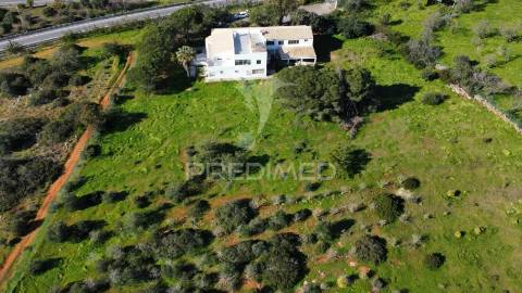 Moradia térrea t3 com anexo t1 inserida em 6.060m2 de terreno