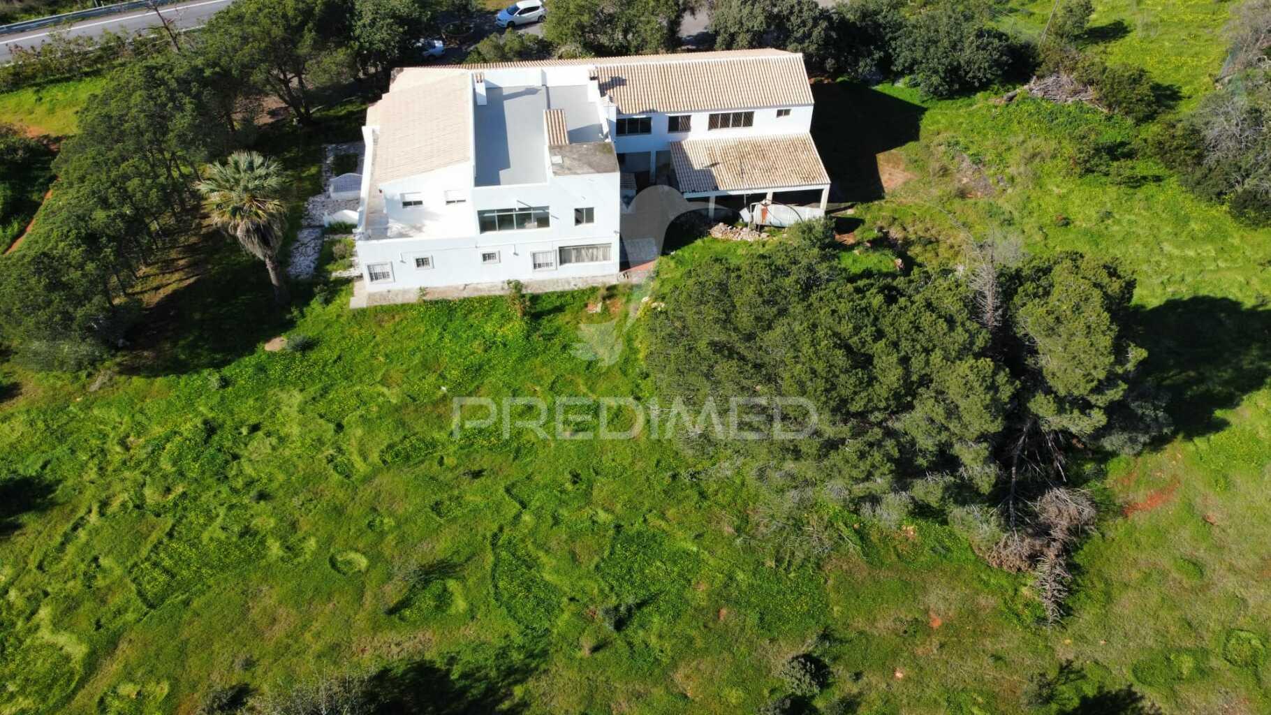 Moradia térrea t3 com anexo t1 inserida em 6.060m2 de terreno