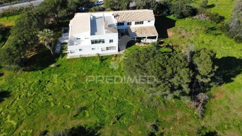 Moradia térrea t3 com anexo t1 inserida em 6.060m2 de terreno
