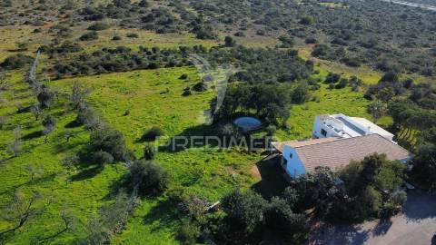 Moradia térrea t3 com anexo t1 inserida em 6.060m2 de terreno