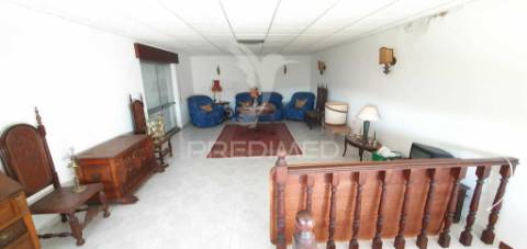 Moradia térrea t3 com anexo t1 inserida em 6.060m2 de terreno
