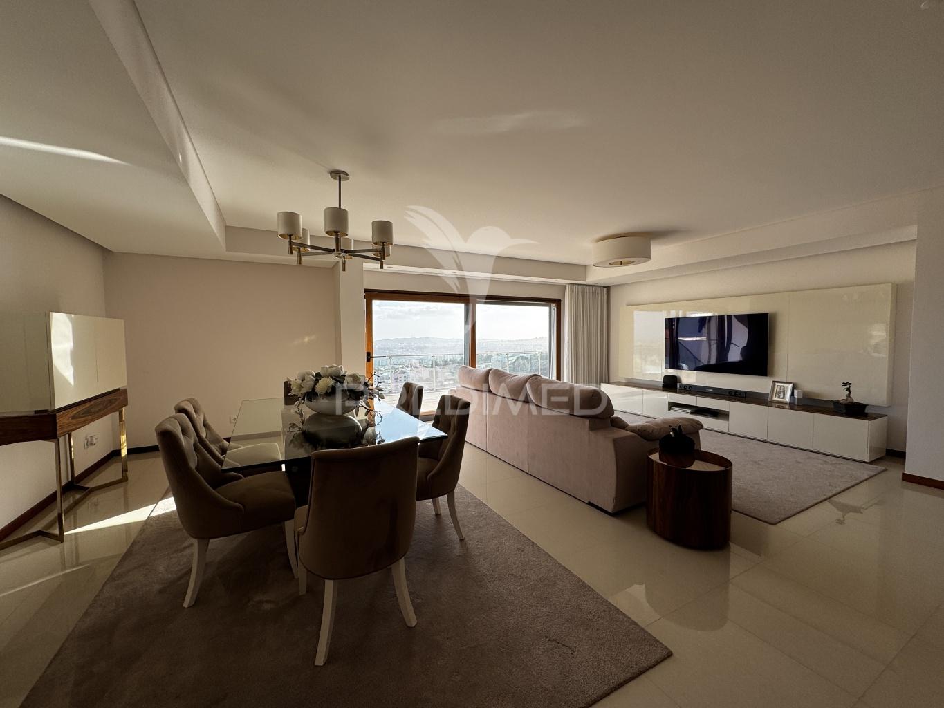 Apartamento t4 serra da amoreira com 2 terraços e vista panorâmica