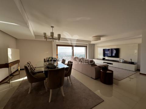Apartamento t4 serra da amoreira com 2 terraços e vista panorâmica