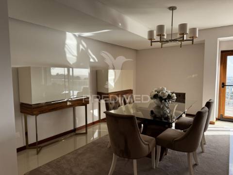 Apartamento t4 serra da amoreira com 2 terraços e vista panorâmica