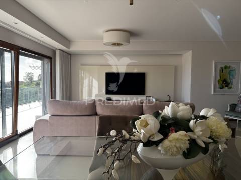 Apartamento t4 serra da amoreira com 2 terraços e vista panorâmica