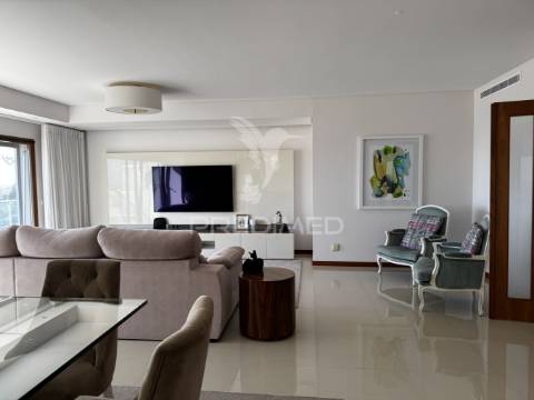 Apartamento t4 serra da amoreira com 2 terraços e vista panorâmica