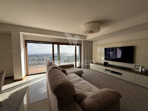 Apartamento t4 serra da amoreira com 2 terraços e vista panorâmica