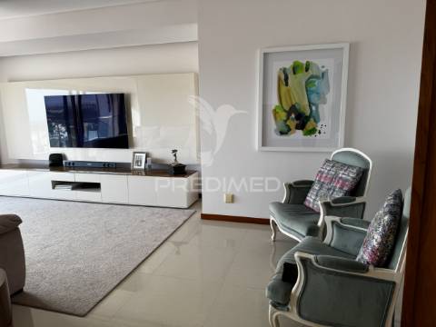 Apartamento t4 serra da amoreira com 2 terraços e vista panorâmica