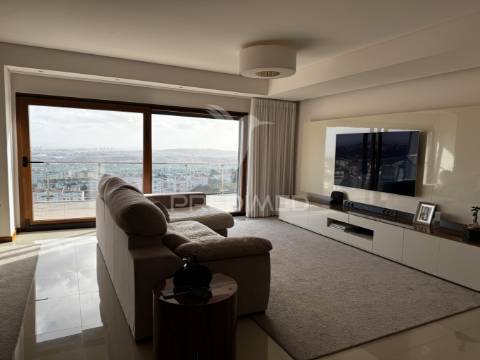 Apartamento t4 serra da amoreira com 2 terraços e vista panorâmica