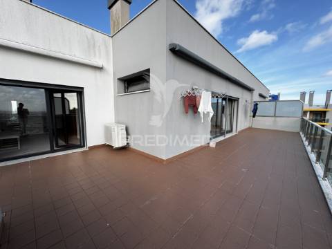 Apartamento t4 serra da amoreira com 2 terraços e vista panorâmica