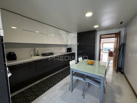 Apartamento t4 serra da amoreira com 2 terraços e vista panorâmica