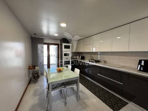 Apartamento t4 serra da amoreira com 2 terraços e vista panorâmica