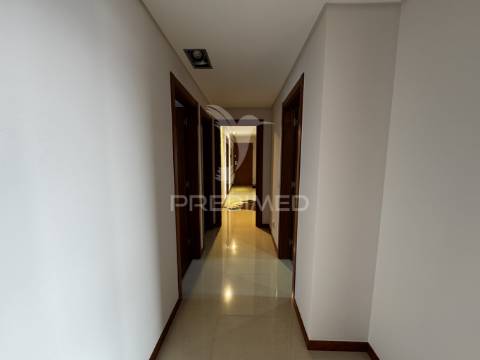 Apartamento t4 serra da amoreira com 2 terraços e vista panorâmica