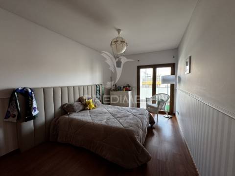 Apartamento t4 serra da amoreira com 2 terraços e vista panorâmica