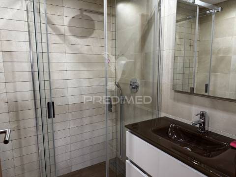 Apartamento t4 serra da amoreira com 2 terraços e vista panorâmica