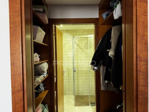 Apartamento t4 serra da amoreira com 2 terraços e vista panorâmica