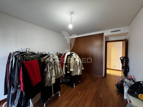 Apartamento t4 serra da amoreira com 2 terraços e vista panorâmica